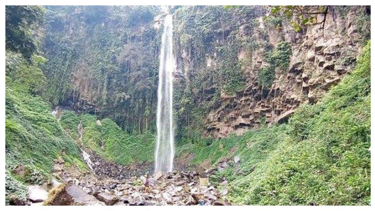 AIR TERJUN GEROJOKAN SEWU - Destinasi wisata Grojogan Sewu di Kecamatan Tawangmangu, Kabupaten Karanganyar.
