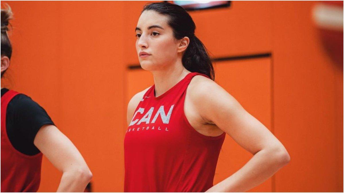 Aislin Konig, merupakan istri dari Sandy Walsh.