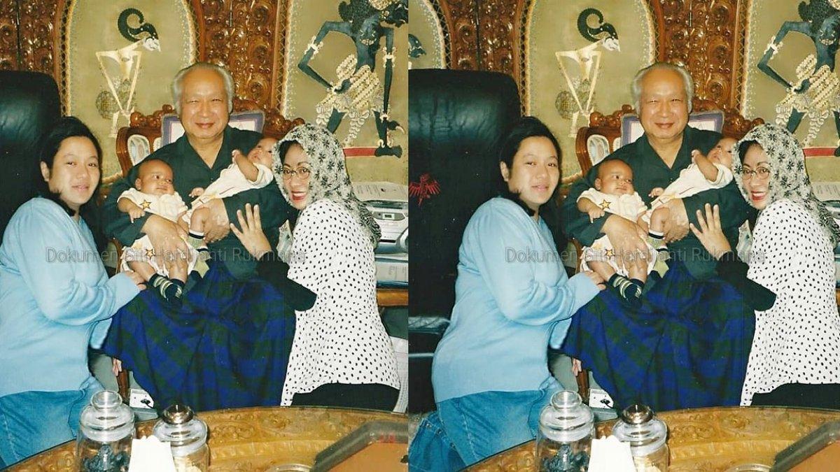 Akhtar dan Akhyar bayi dipangku Soeharto