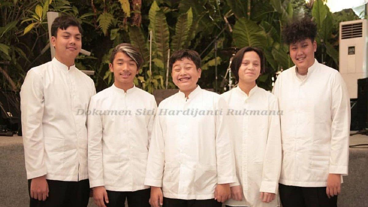 Akhtar dan Akhyar bersama sepupu yang lain