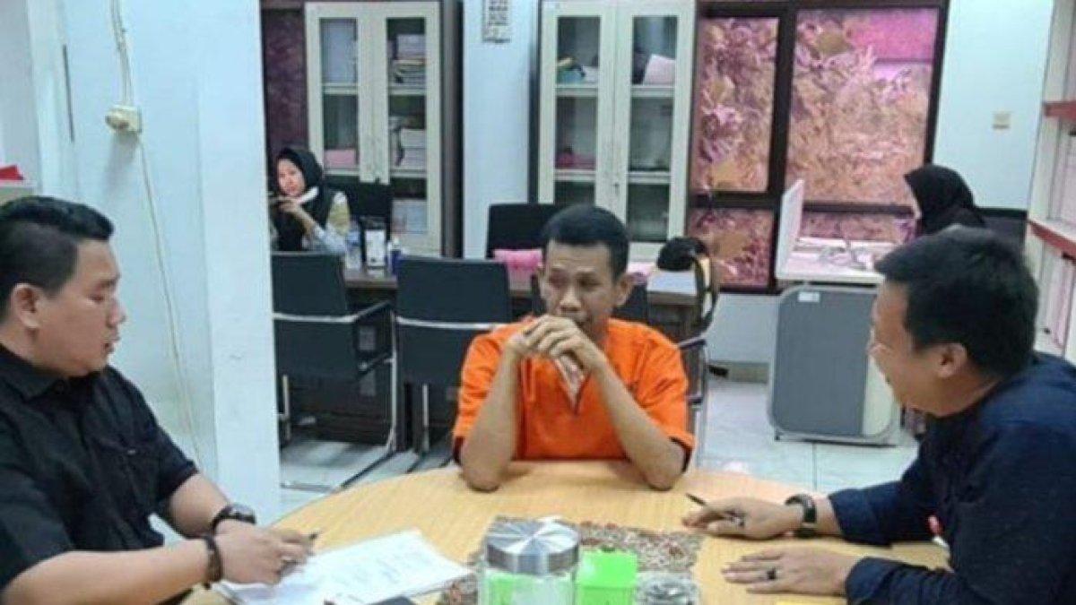 Mantan Kepala Desa (Kades) Lontar, Kecamatan Tirtayasa, Kabupaten Serang, Banten, Aklani saat diperiksa oleh jaksa setelah diserahkan dari penyidik Polda Banten di Kejari Serang.