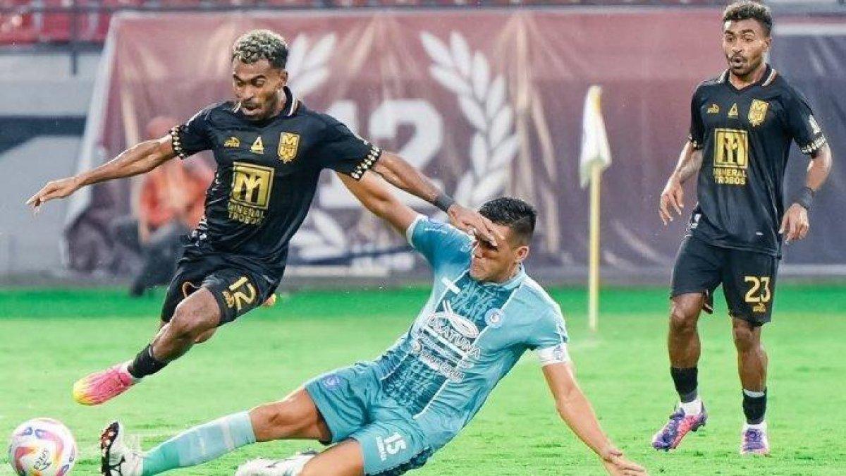 Aksi bek PSBS Biak Fabiano Beltrame. Berikut prediksi Dewa United vs PSBS Biak pada Jumat, 23 Mei 2025.