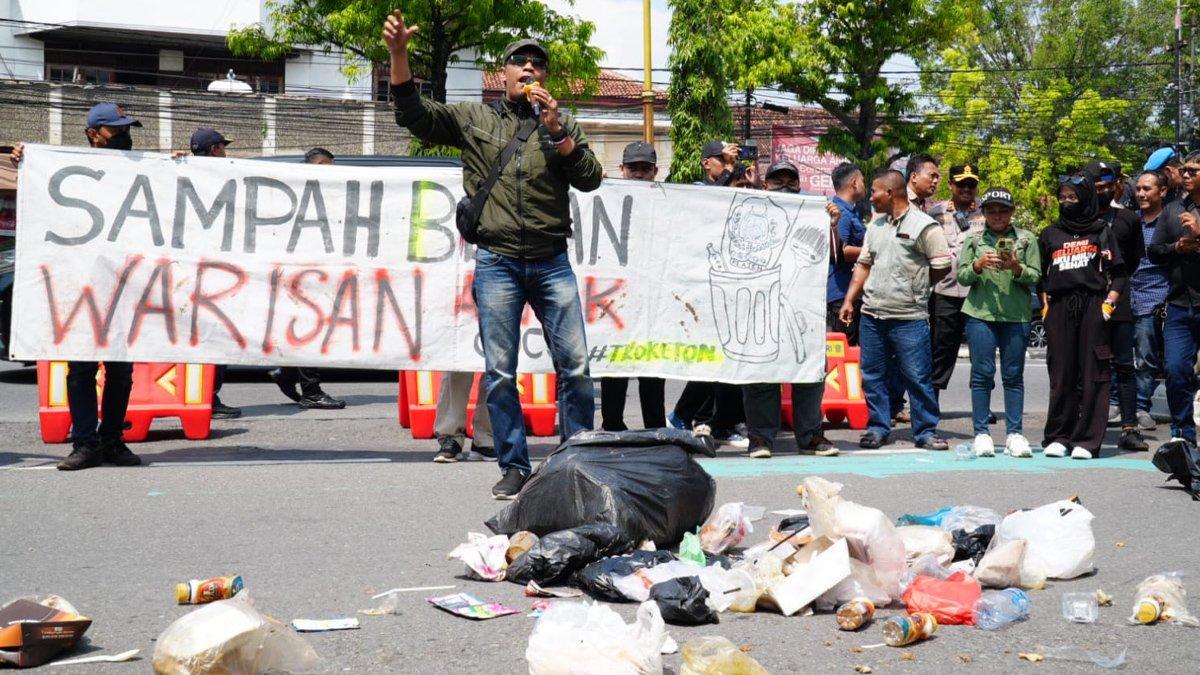 DEMO TPA TROKETON - Puluhan masyarakat dari berbagai desa yang tinggal sekitar TPA Troketon, Kecamatan Pedan, Klaten turun ke jalan lakukan aksi damai bertajuk “Troketon Memanggil” pada Rabu (14/5/2025) di depan Komplek Kantor Bupati Klaten, Kecamatan Klaten Selatan, Klaten.