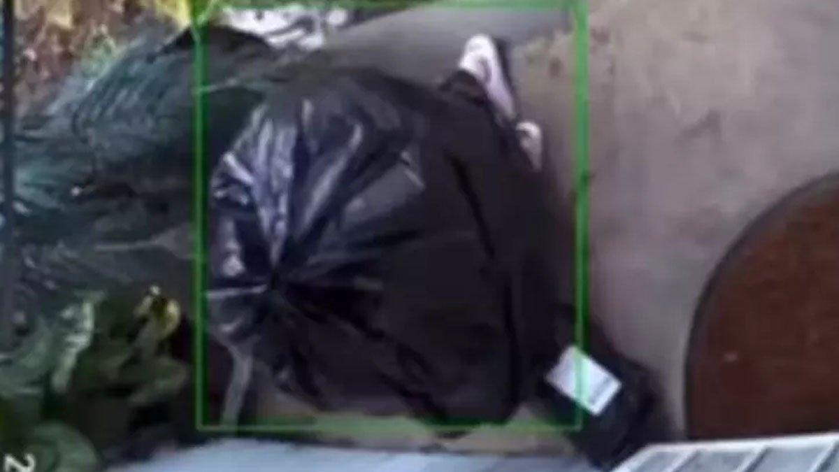 Aksi unik dilakukan maling yang ingin mencuri barang berharga, cosplay jadi sampah jalan perlahan
