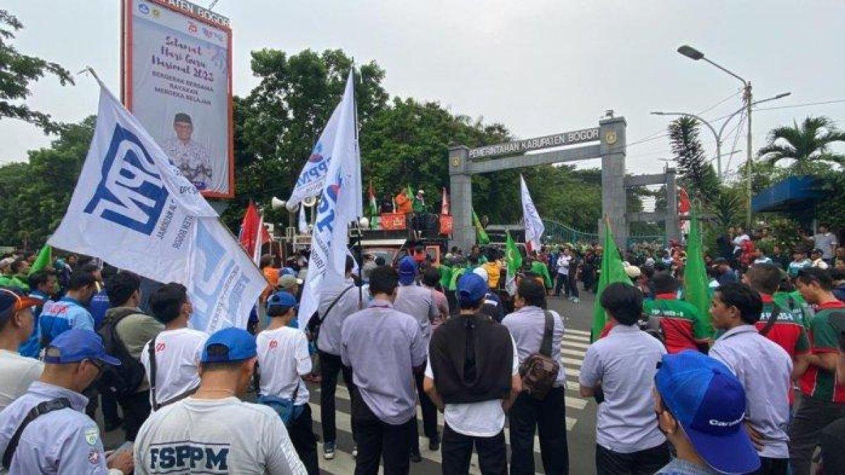 Aksi unjuk rasa buruh di depan Kantor Bupati Bogor menuntut kenaikan UMK 2024, Jumat (24/11/2023).