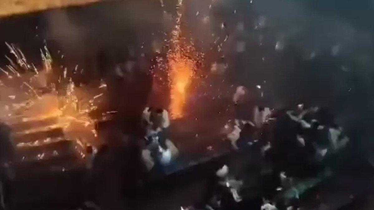 Aksi warga India nyalakan kembang api saat menyaksikan film Tiger 3 di bioskop