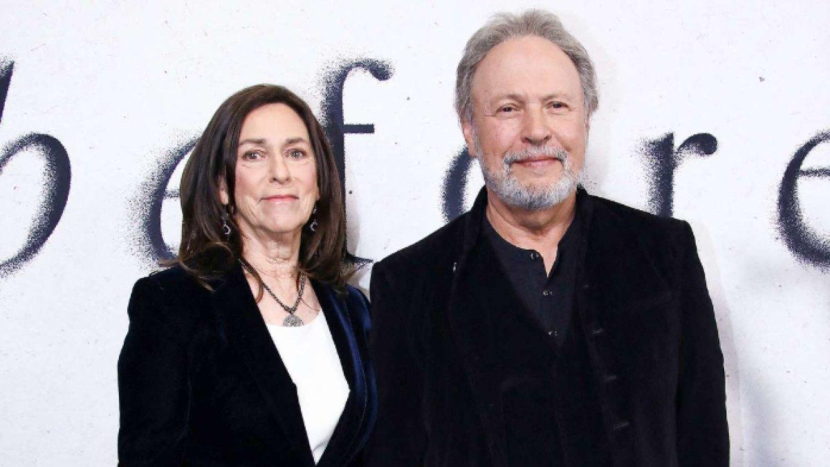 Aktor Billy Crystal dan istrinya Janice mengaku sangat kehilangan atas rumah yang mereka tempati sejak 1979, imbas kebakaran Los Angeles