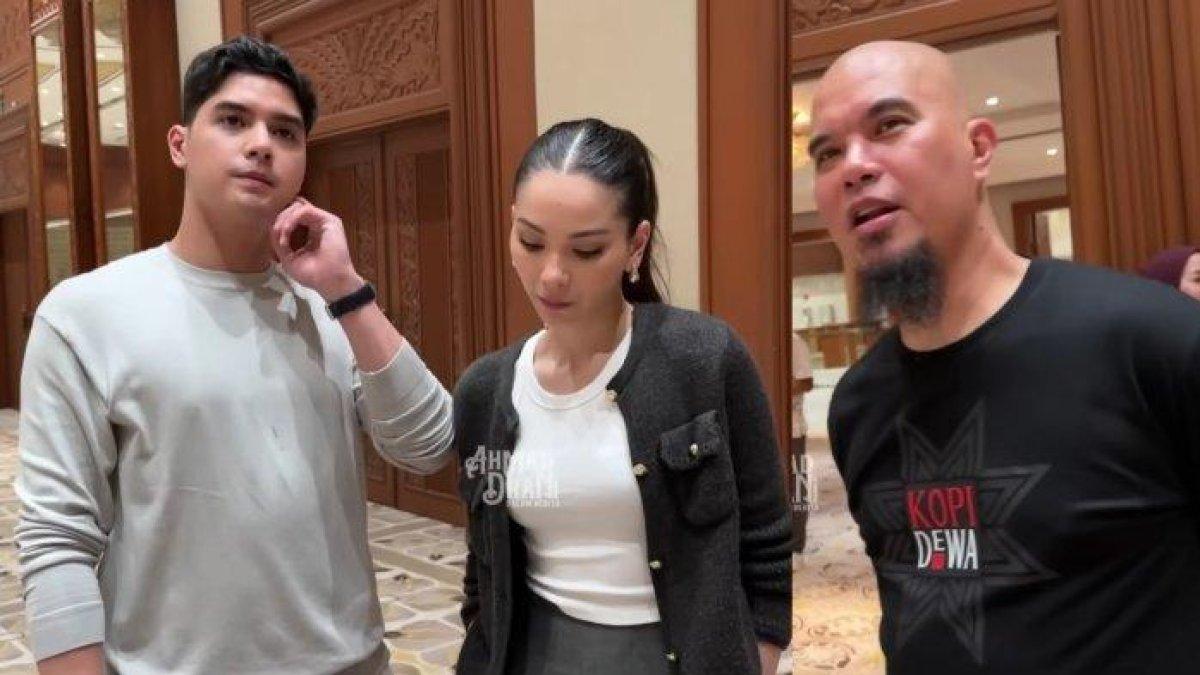 BAHAS KONSEP PELAMINAN - Ekspresi Al Ghazali dan Alyssa Daguise saat Ahmad Dhani membahas konsep pelaminan.