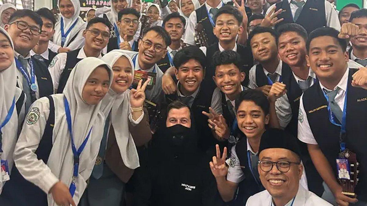 Alan Walker tiba-tiba mengunjungi SMA Swasta Al-Azhar Medan
