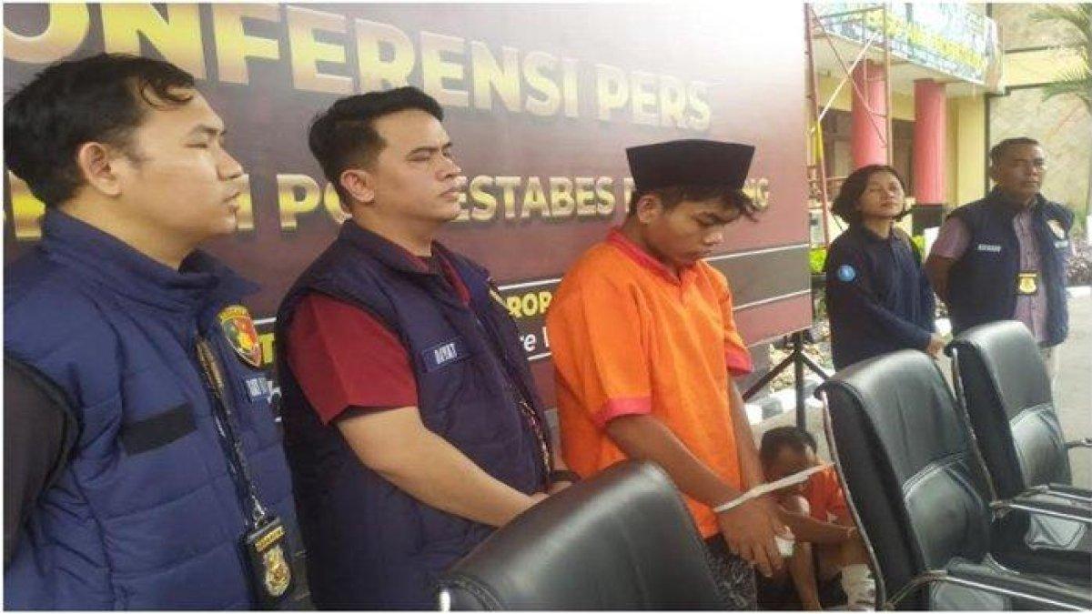 Aldo Saputra (20) nekat bunuh tetangganya karena diisukan pengedar narkoba.