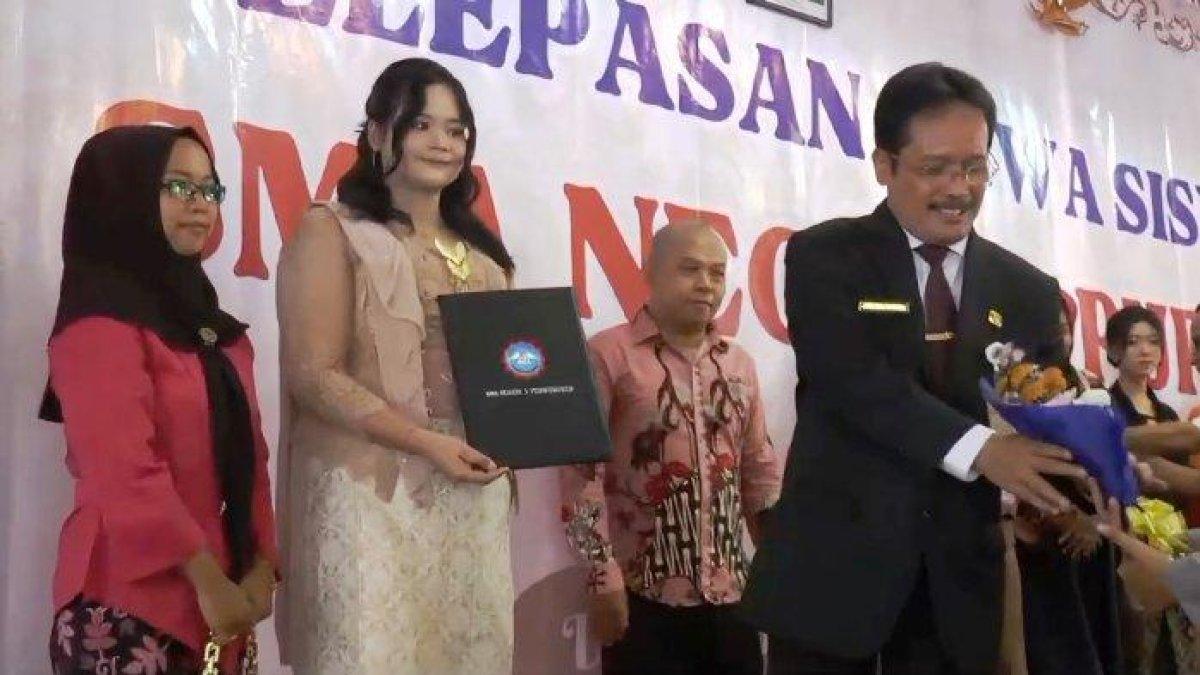 Alivia Rahma Azzahra siswi SMA Negeri 3 Purwokerto yang berhasil diterima di 12 Universitas ternama di dunia saat pelepasan sekolah, Rabu (29/5/2024).