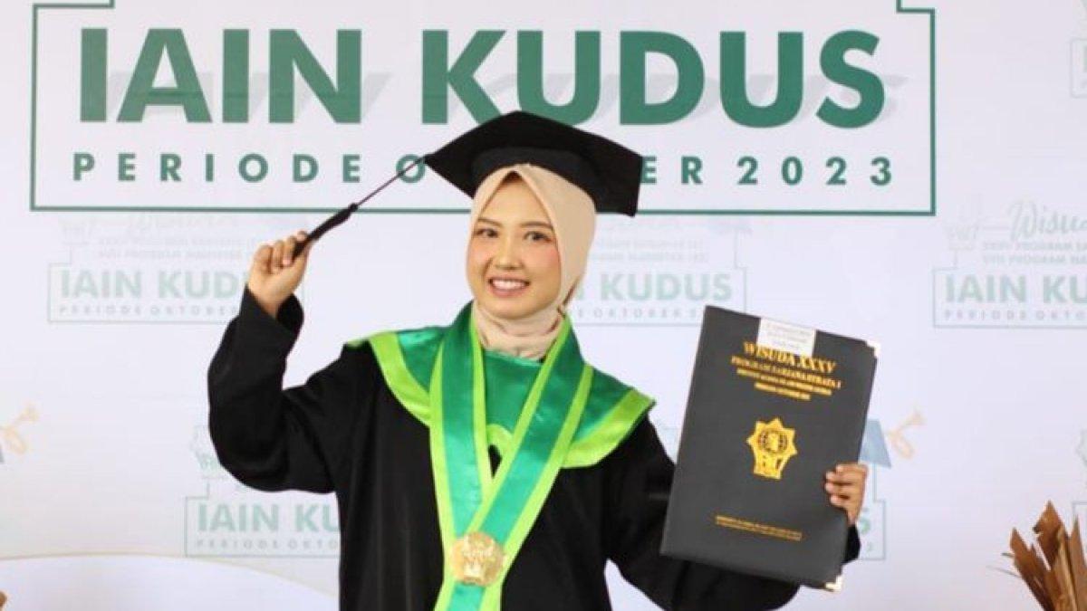Aliya Fitrahani, mahasiswa IAIN Kudus berprestasi yang lulus dengan IPK 3,93.