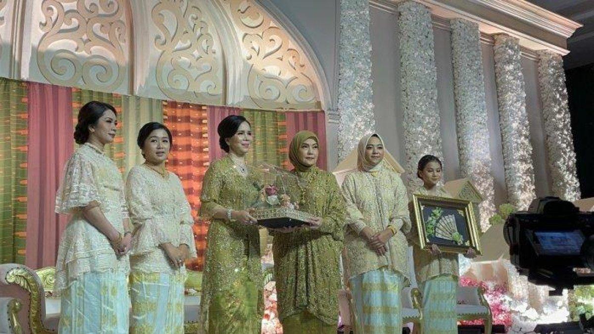 Aliyah Mustika Ilham saat menerima mahar dari keluarga Andi Anugrah Manggabarani