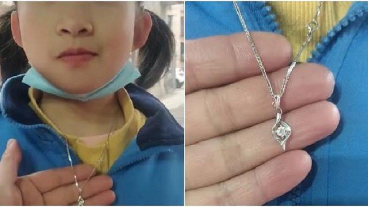 Anak 8 tahun menerima hadiah kalung berlian dari teman sekelas