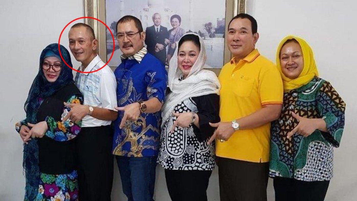Anak-anak Soeharto, termasuk Sigit Harjojudanto (lingkaran merah)