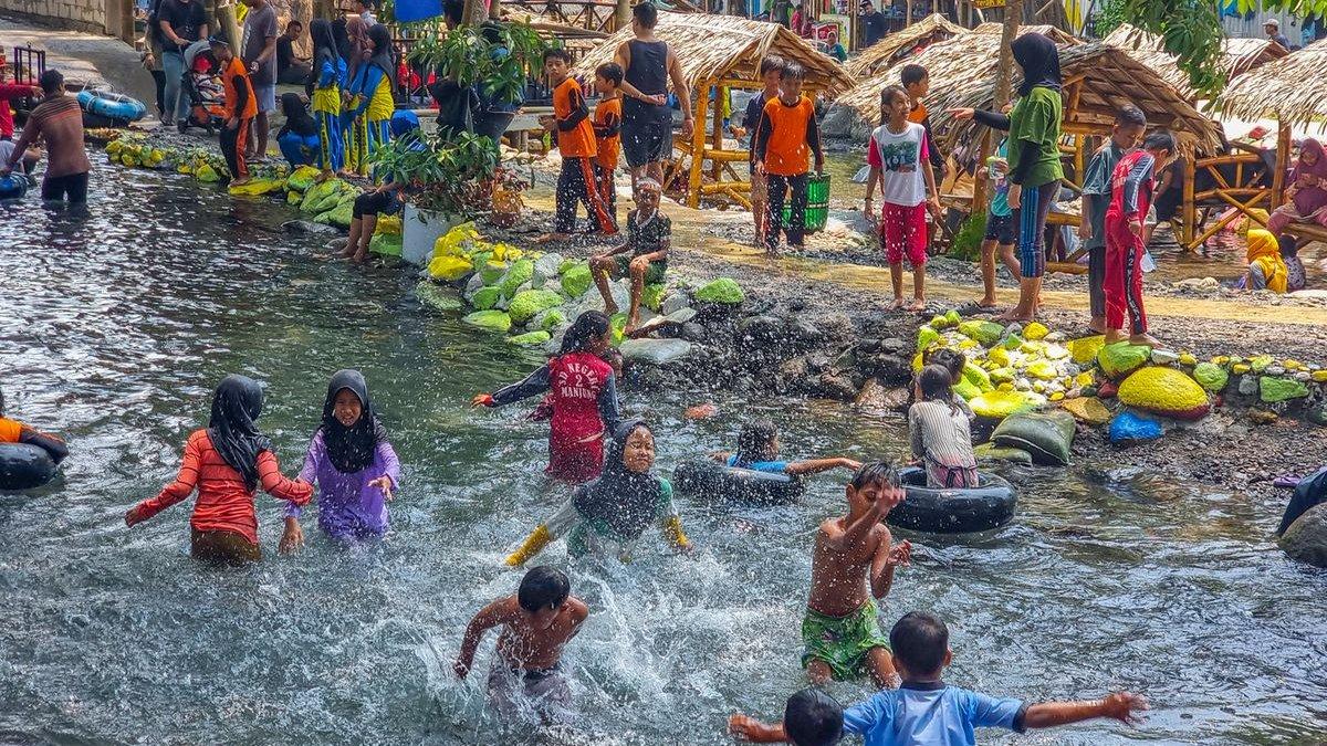 WISATA BOYOLALI - Anak-anak bermain air di Wisata Panorama Boyolali.