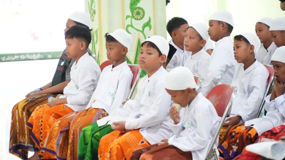 KHITANAN MASSAL KLATEN - Anak-anak peserta khitanan massal gratis yang digelar oleh Baznas Klaten, di Komplek Masjid Raya Klaten, pada Rabu (25/6/2025).