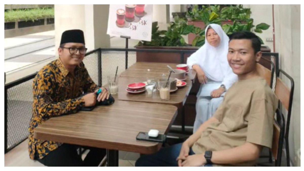 Anak yang berikan kejutan untuk sang ibu naik haji plus.