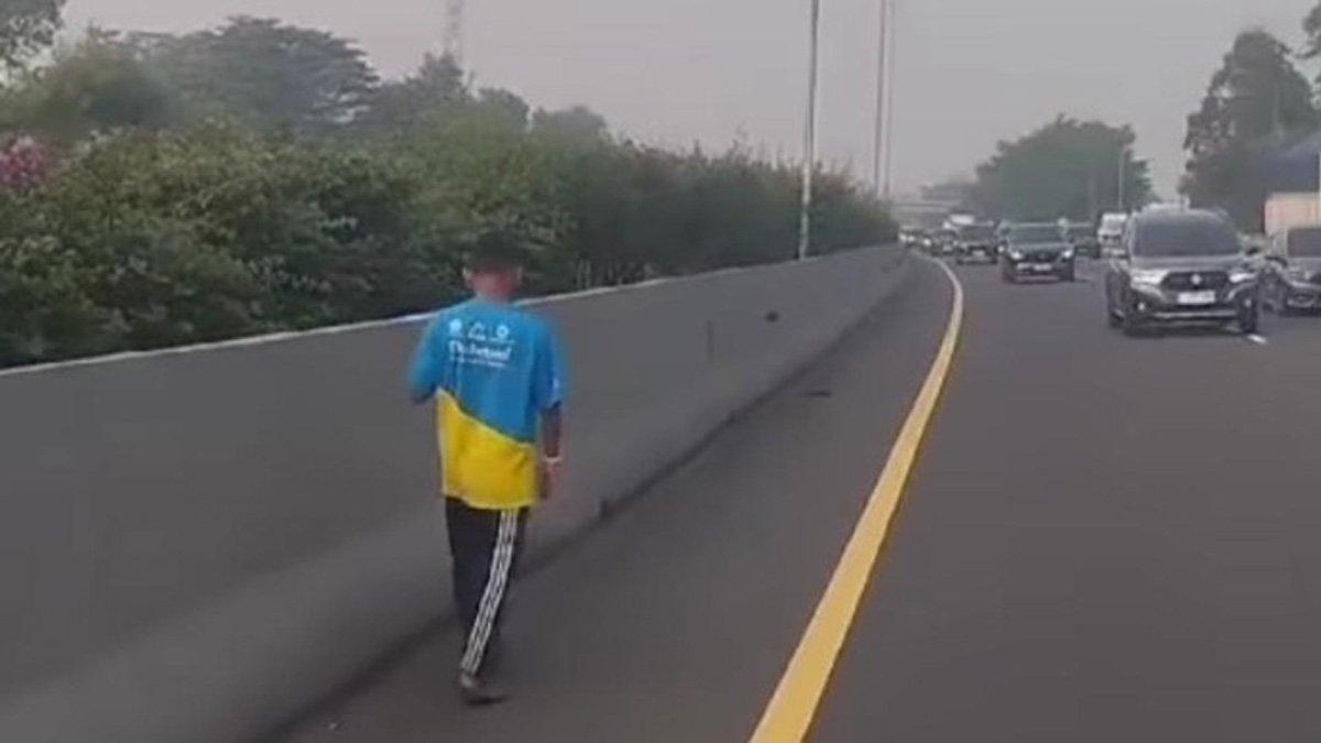Anak kecil diduga punya gangguan mental menyeberang Jalan Tol Jagorawi, bikin tabrakan beruntun