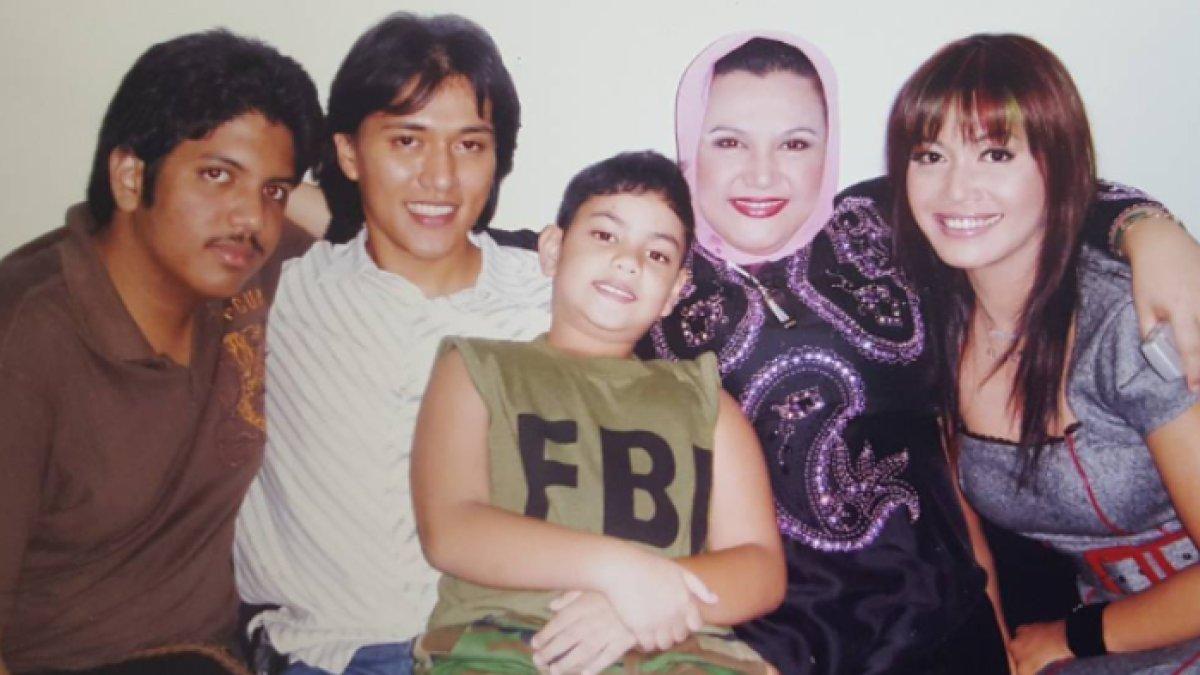 ANAK EMILIA CONTESSA - Potret Emilia Contessa bersama keempat anaknya yang diambil dari Instagram pribadinya pada Sabtu, 1 Februari 2025. Sosok paling kiri merupakan anak ketiga Emilia Contessa yakni Muhammad Abdullah Surkaty.