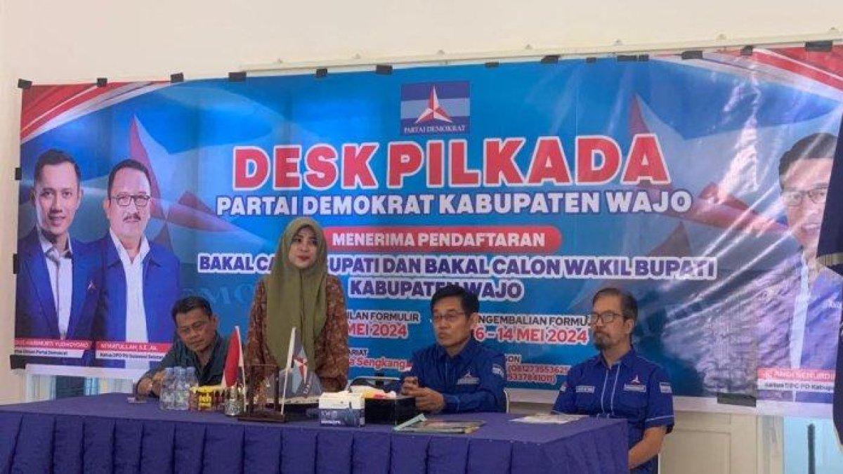 Andi Fadilah Unru saat mengembalikan formulir pendaftaran di kantor DPC Demokrat
