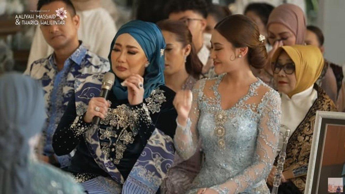Angelina Sondakh dan Reza Artamevia menangis di acara lamaran Aaliyah Massaid