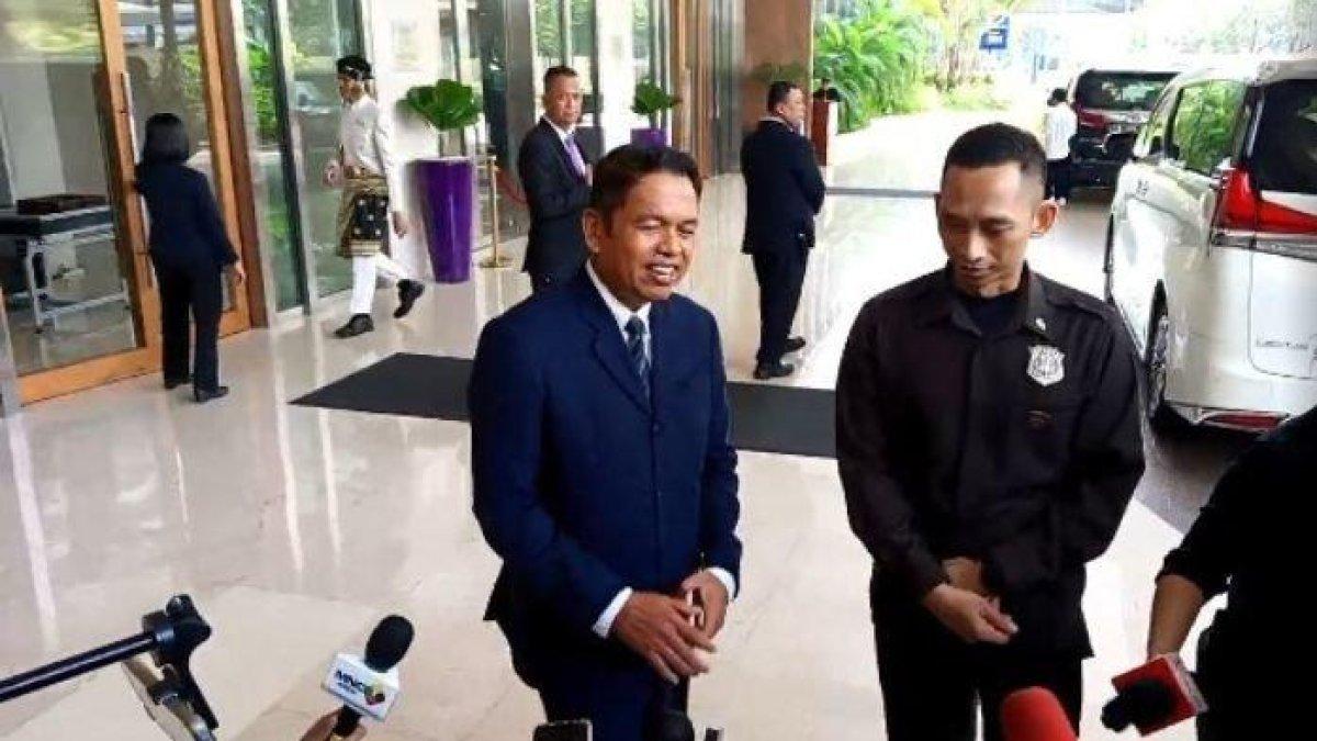 Anggota DPR RI Dedi Mulyadi saat dijumapai wartawan di lokasi akad nikah Rizky Febian dan Mahalini di Raffles Hotel Jakarta, Jumat (10/5/2024).