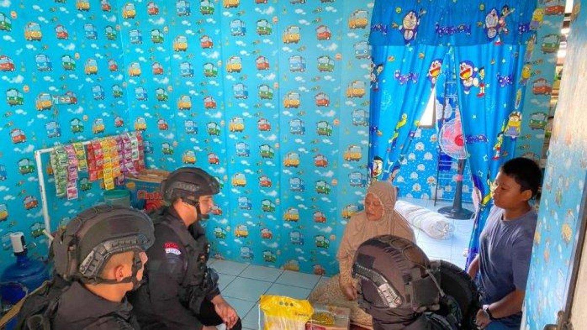 Anggota Patroli memberikan bantuan ke kediaman Galuh