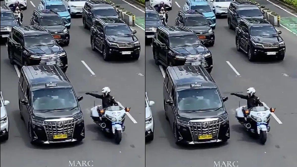 Anggota Patwal marah kepada sopir taksi eksekutif yang menghalangi rombongan mobil pejabat plat RI 36.