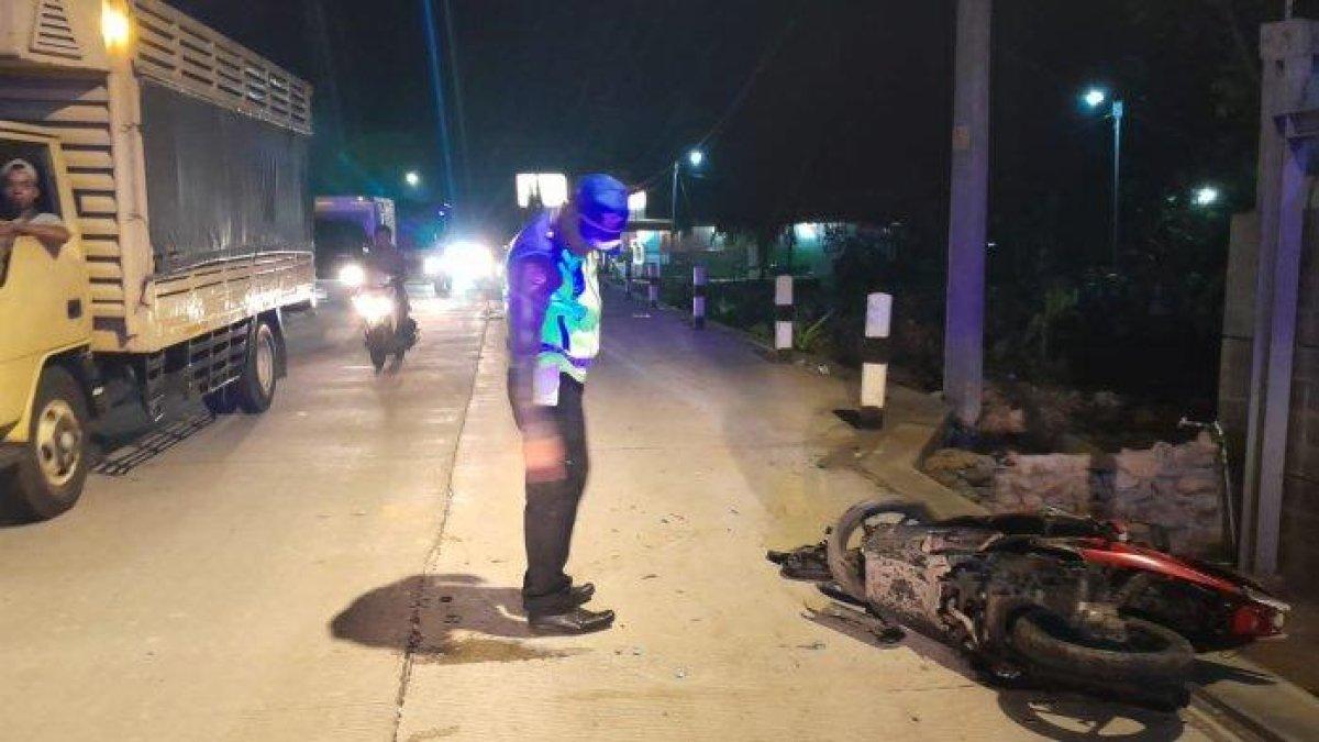 ANGGOTA SATLANTAS POLRES DEMAK - Suasana Anggota Satlantas Polres Demak melakukan olah TKP kejadian Laka di Jalan Demak - Welahan tepatnya di Desa Geneng Kecamatan Mijen Kabupaten Demak yang memakan korban hingga 10 orang.