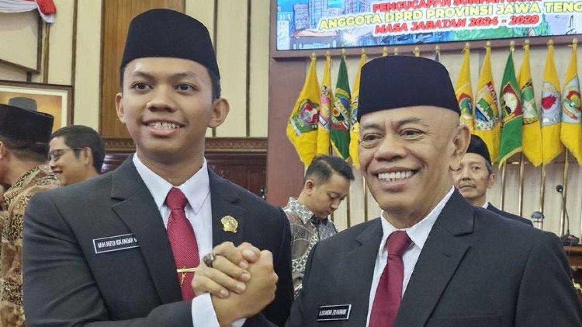 Anggota dewan termuda DPRD Jawa Tengah resmi dilantik bersama ayahnya di Kantor DRPD Jateng pada Selasa (3/9/2024).
