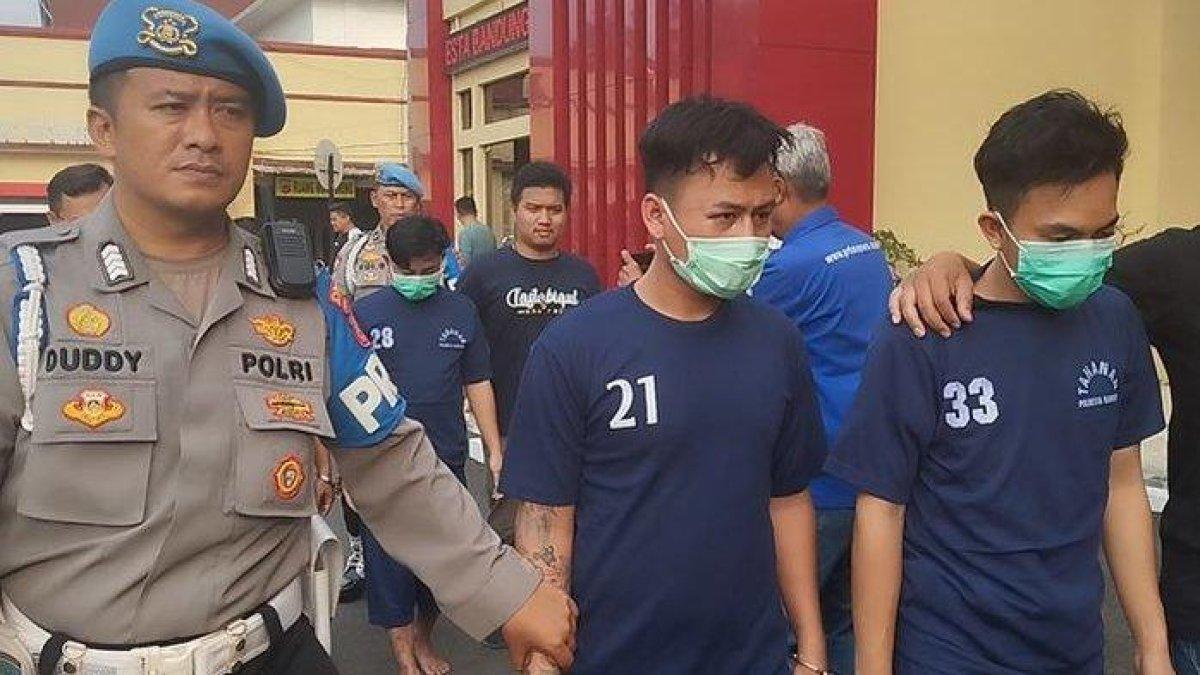 Anggota ormas pengeroyok polisi di Soreang, Kabupaten Bandung, yang dihadirkan dalam konferensi pers di Mapolresta Bandung, Jumat (22/12/2023).