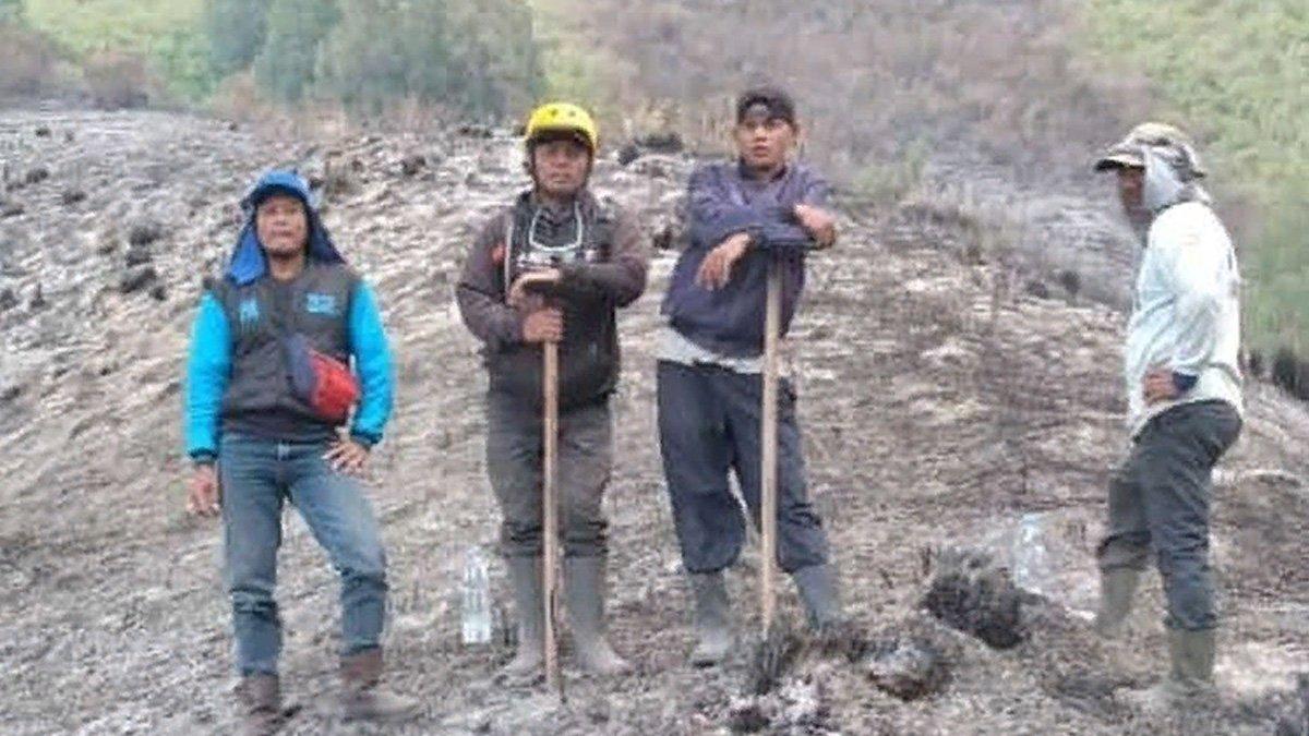 Anggota paguyuban Jeep Bromo via Tumpang-Poncokusumo melakukan pemadaman
