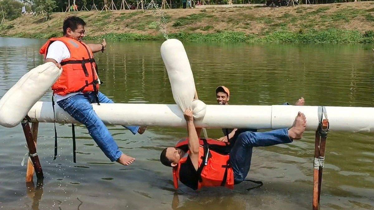 Anies Baswedan kalah lomba adu gebuk bantal, dia tercebur ke Waduk Lebak Bulus Cilandak, Jakarta Barat.