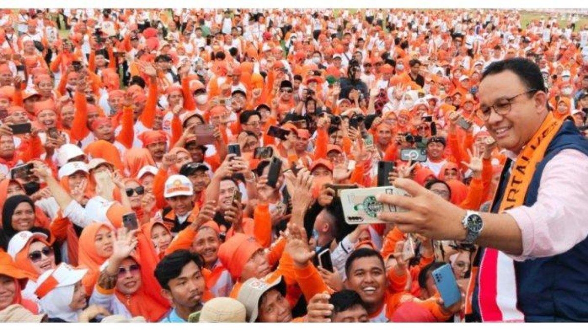 Anies Baswedan pada apel siaga kemenangan PKS Banten 2024, di Stadion Maulana Yusuf, Ciceri, Kota Serang, Minggu (19/3/2023).