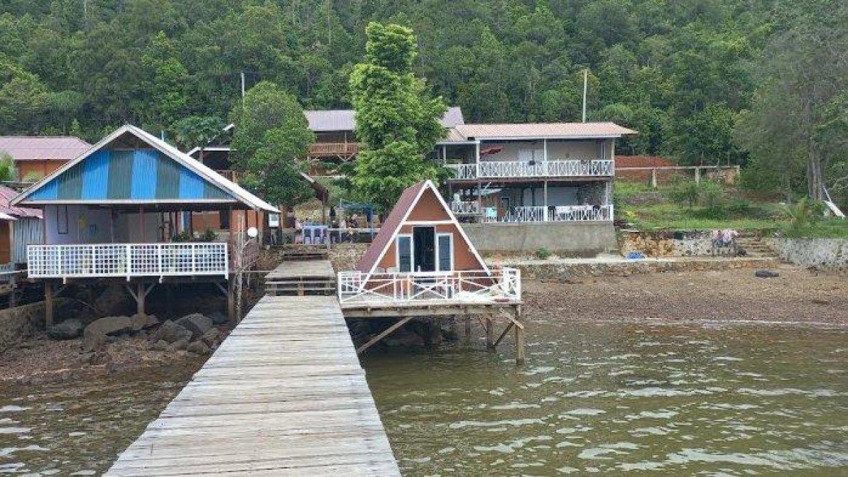 Anjungan 533 Lampia Beach & Resort bisa jadi pilihan menarik bagi wisatawan yang sedang mencari lokasi liburan, piknik di pantai.