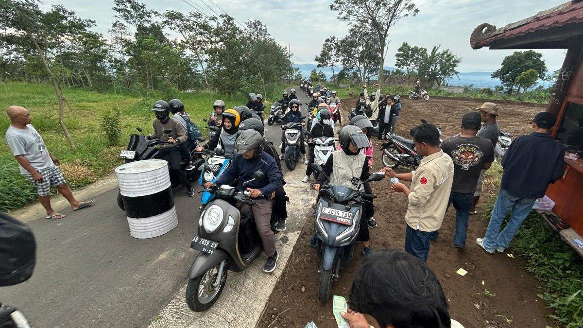 LIBURAN DI KLATEN - Antrean kendaraan bermotor di pintu masuk Ekowisata Kalitalang, Desa Balerante, Kecamatan Kemalang, Klaten, Kamis (29/5/2025).