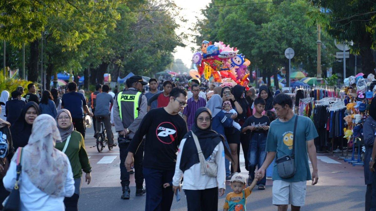 CFD KLATEN - Antusias dari ribuan masyarakat memadati kegiatan Car Free Day (CFD) di ruas Jalan Pemuda, Klaten Tengah, Minggu (8/6/2025).