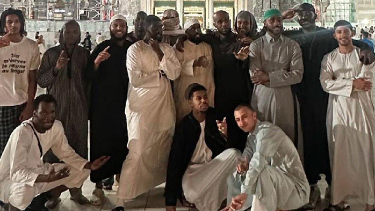 Anwar Hadid posting foto umrah, tulis caption ucapan syukur