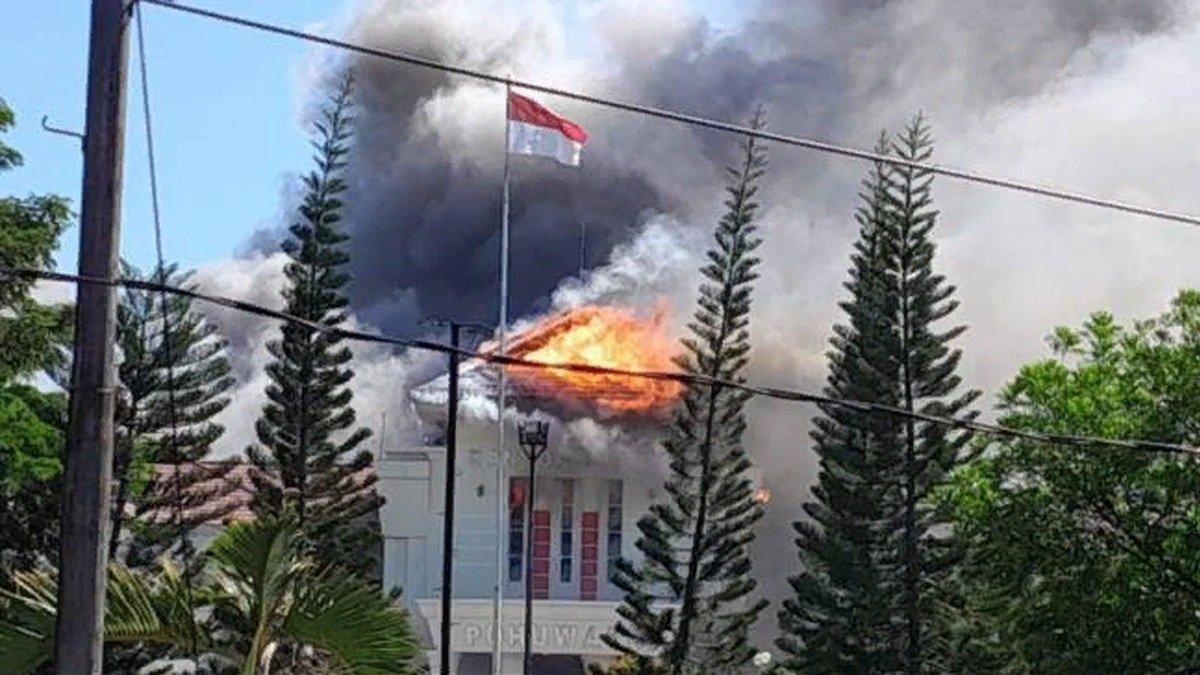 Api membakar Kantor Bupati Pohuwato saat demonstrasi penambang di Kabupaten Pohuwato, Gorontalo, Kamis (21/9/2023).