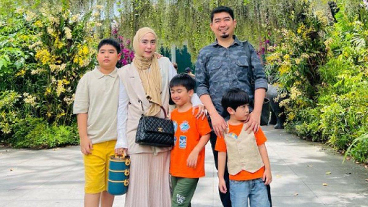 April Jasmine, Ustaz Solmed dan anak-anak