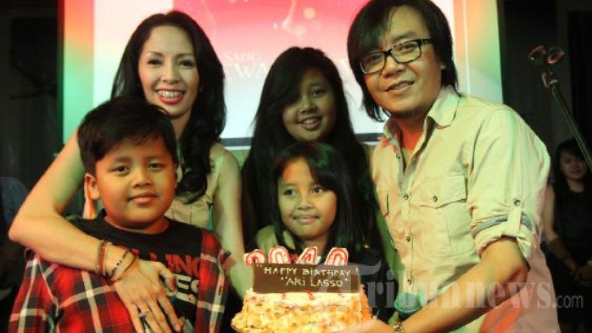 Ari Lasso bersama anak-anaknya dari Vitta Dessy