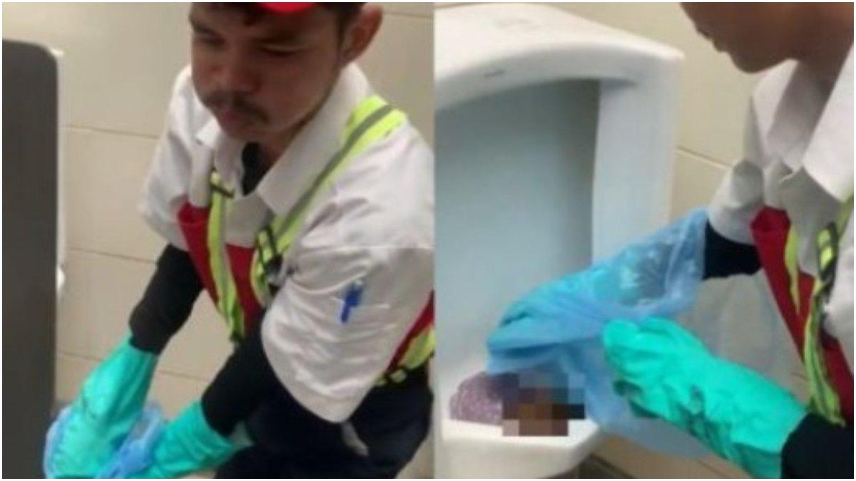 Aris Munandar bersihkan kotoran manusia di urinoar tempat kencing berdiri.