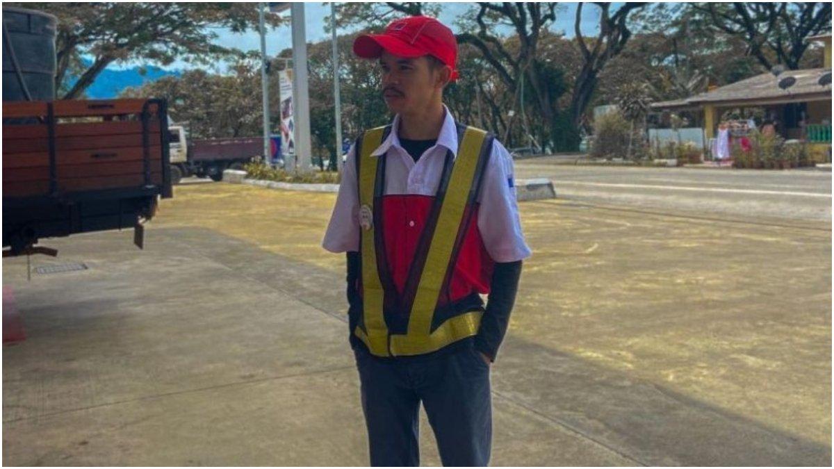 Aris Munandar ceritakan bersihkan kotoran manusia di tempat kencing berdiri laki-laki.