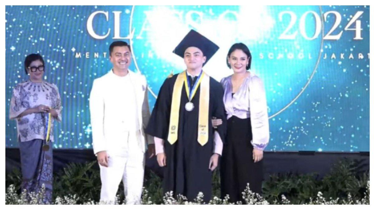 Potret Arka Asmara saat Wisuda SMA