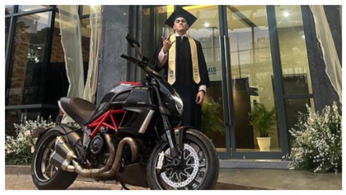 Potret Arka Asmara saat Wisuda SMA