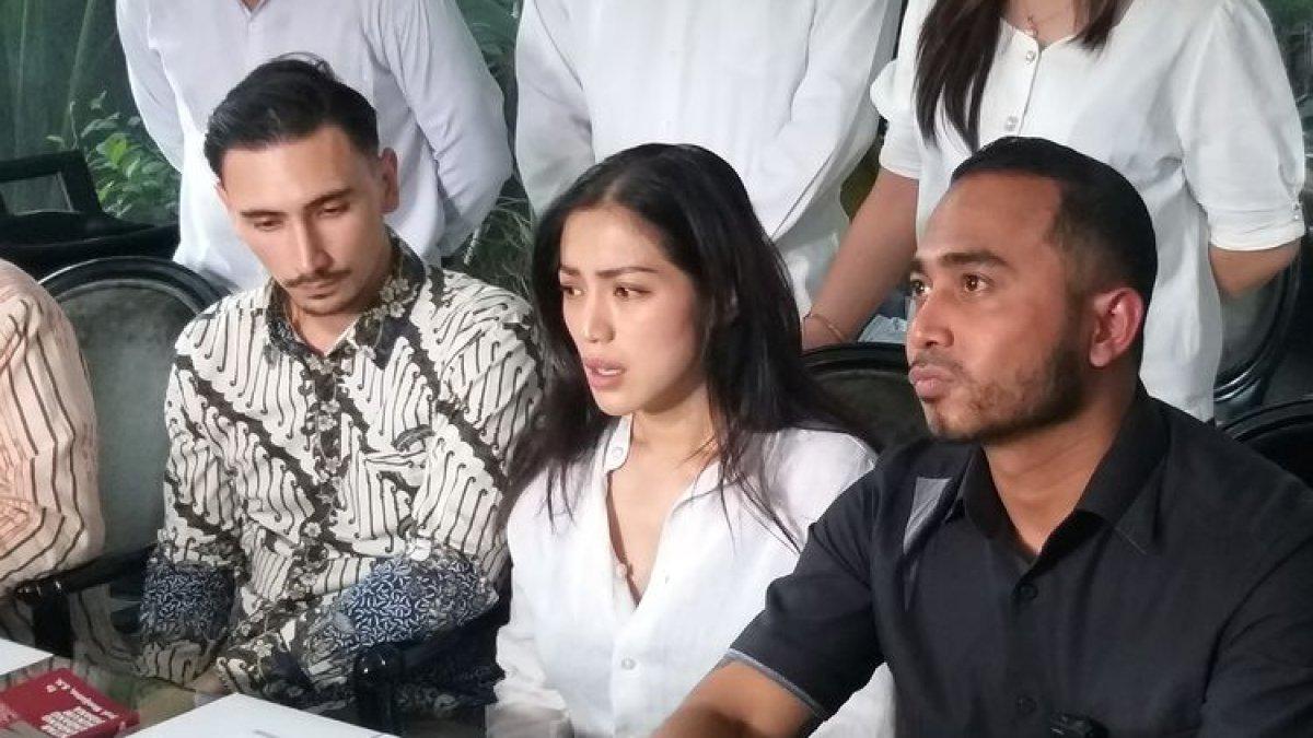Artis Jessica Iskandar saat konferensi pers didampingi suaminya, Vincent Verhaag, dan kuasa hukumnya, Rolland E Potu dan tim, di kediamannya di kawasan, Setiabudi, Jakarta Selatan, Sabtu (13/8/2022