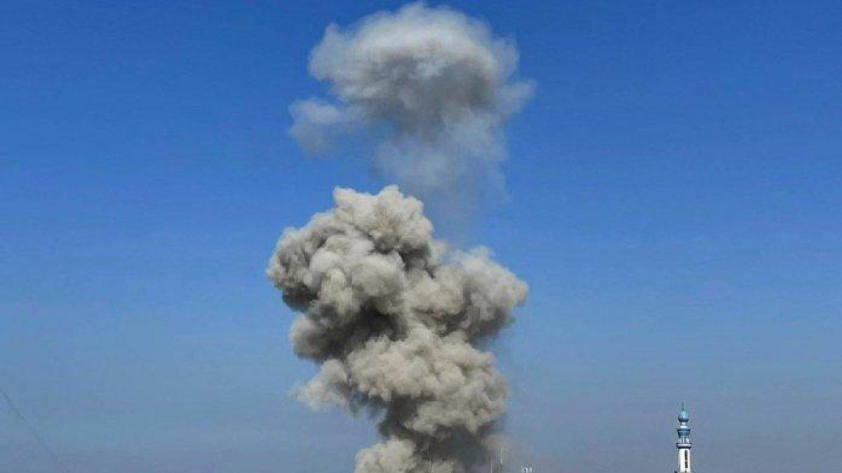 Asap dan debu membubung menyusul serangan Israel di Rafah, di Jalur Gaza selatan pada 9 November 2023, di tengah pertempuran yang sedang berlangsung antara Israel dan kelompok Palestina Hamas.