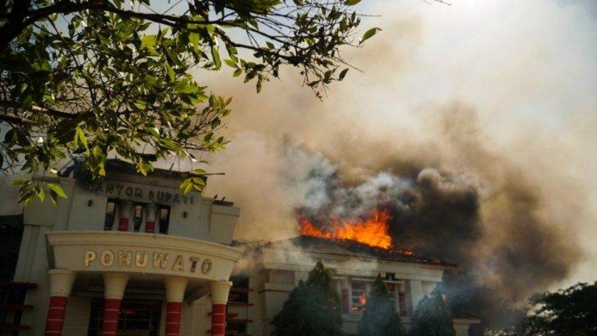 Asap kelabu membubung tinggi dari Kantor Bupati Pohuwato yang dibakar demonstran.