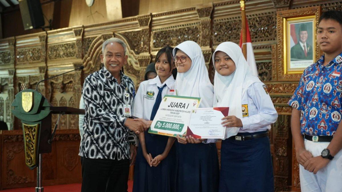 LOMBA KRENOVA KLATEN - Asisten Perekonomian dan Pembangunan Much Nasir secara simbolis menyerahkan hadiah kepada pemenang Ajang Lomba Kreativitas dan Inovasi (Krenova) Klaten 2025 yang digelar Bapperida Klaten, Kamis (15/05/2025), di Pendopo Pemkab Klaten.